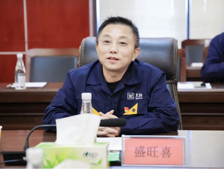 座談會(huì)上，盛旺喜對(duì)清徐縣政府及山西亞鑫能源集團(tuán)一行的到來表示熱烈歡迎，并對(duì)清徐縣委、縣政府及經(jīng)濟(jì)開發(fā)區(qū)對(duì)太原黑貓的關(guān)心表示感謝。他強(qiáng)調(diào)了集團(tuán)導(dǎo)電、橡膠等前端性化工制造的發(fā)展方向，并希望雙方未來能夠進(jìn)一步加強(qiáng)合作，充分發(fā)揮資源優(yōu)勢(shì)互補(bǔ)，為企業(yè)的全方位、前瞻性發(fā)展謀劃好戰(zhàn)略，布局好發(fā)展。