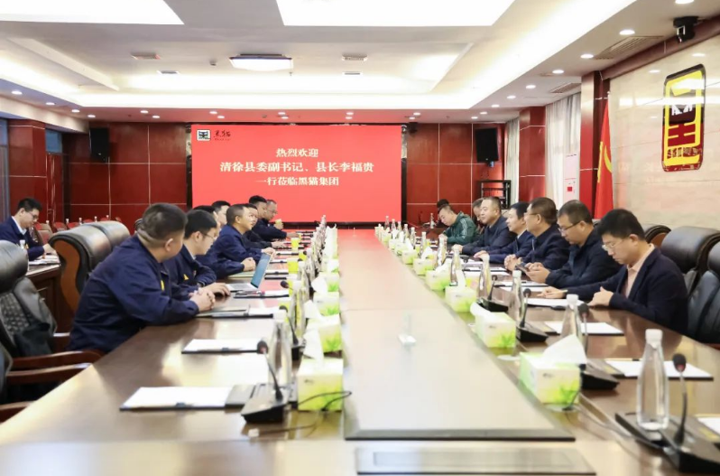 賈永明介紹了亞鑫能源集團(tuán)的基本情況，并表示與太原黑貓多年來已經(jīng)建立了深厚的合作基礎(chǔ)。他希望雙方能夠持續(xù)深化戰(zhàn)略合作關(guān)系，進(jìn)一步發(fā)揮資源共享的優(yōu)勢(shì)，在高端化、智能化、綠色化、集成化精細(xì)化工、尖端產(chǎn)品和先進(jìn)技術(shù)等領(lǐng)域找到更多合作切入點(diǎn)，促進(jìn)雙方實(shí)現(xiàn)跨越式發(fā)展。雙方在座談會(huì)上還就其他方面的合作進(jìn)行了深入交流。
