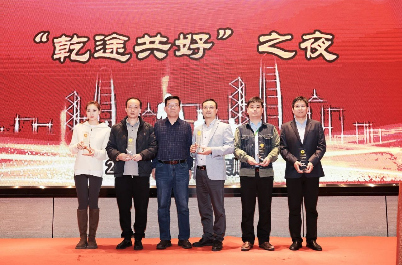 李衛(wèi)東會(huì)長(zhǎng)為本次大會(huì)給予大力支持的單位頒發(fā)了“特殊貢獻(xiàn)獎(jiǎng)”獎(jiǎng)杯。這次以“穩(wěn)鏈、延鏈、強(qiáng)鏈”為主題的會(huì)議，成功為我國(guó)輪胎循環(huán)利用行業(yè)探索了新的路徑，為產(chǎn)業(yè)鏈的優(yōu)化升級(jí)貢獻(xiàn)了新的智慧。