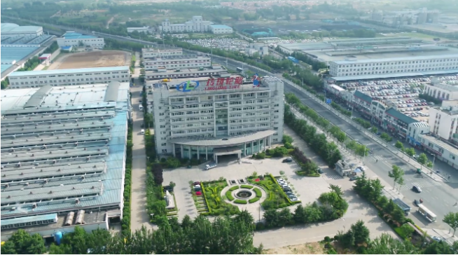 在這三家輪胎企業(yè)中，玲瓏輪胎在推動(dòng)企業(yè)可持續(xù)發(fā)展方面走在了前列。為提升企業(yè)ESG競(jìng)爭(zhēng)力，玲瓏輪胎積極推動(dòng)可持續(xù)天然橡膠發(fā)展，于2022年成為中國(guó)大陸首家加入“全球可持續(xù)天然橡膠平臺(tái)(GPSNR)”的輪胎企業(yè)。這一舉措為該企業(yè)在輪胎產(chǎn)業(yè)和技術(shù)方面帶來(lái)了先發(fā)性和可持續(xù)性的優(yōu)勢(shì)。