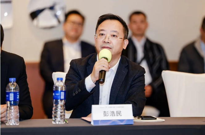 彭浩民表示，近年來，隨著國家環(huán)保政策的不斷升級和“雙碳”戰(zhàn)略的推進，粉末涂料的發(fā)展空間顯著擴大。然而，國內(nèi)粉末涂料企業(yè)眾多，產(chǎn)能過剩、同質(zhì)化嚴重、研發(fā)不足等問題也制約了行業(yè)的發(fā)展。彭浩民呼吁借助買化塑峰會平臺，與在座各位行業(yè)精英共同探討未來的發(fā)展方向，推動粉末涂料行業(yè)良性可持續(xù)發(fā)展。