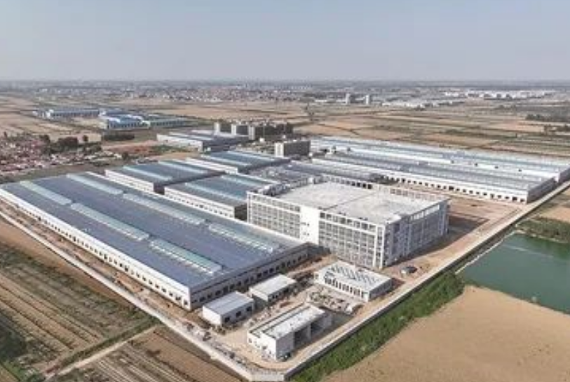 近期，青島東橡科技新材料項目二期的建設(shè)現(xiàn)場熱火朝天，隨著冬日的降臨，工人們緊鑼密鼓地進行內(nèi)部裝修、設(shè)備安裝調(diào)試以及廠區(qū)硬化等工程，呈現(xiàn)出一派繁忙的景象。